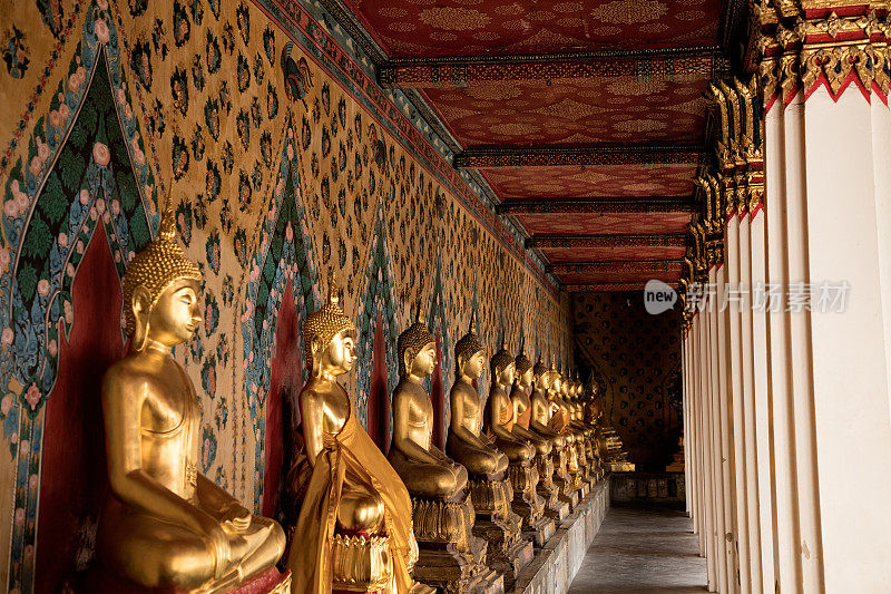 圆柱和金光闪闪的佛像排成一行从佛寺，Wat Arun